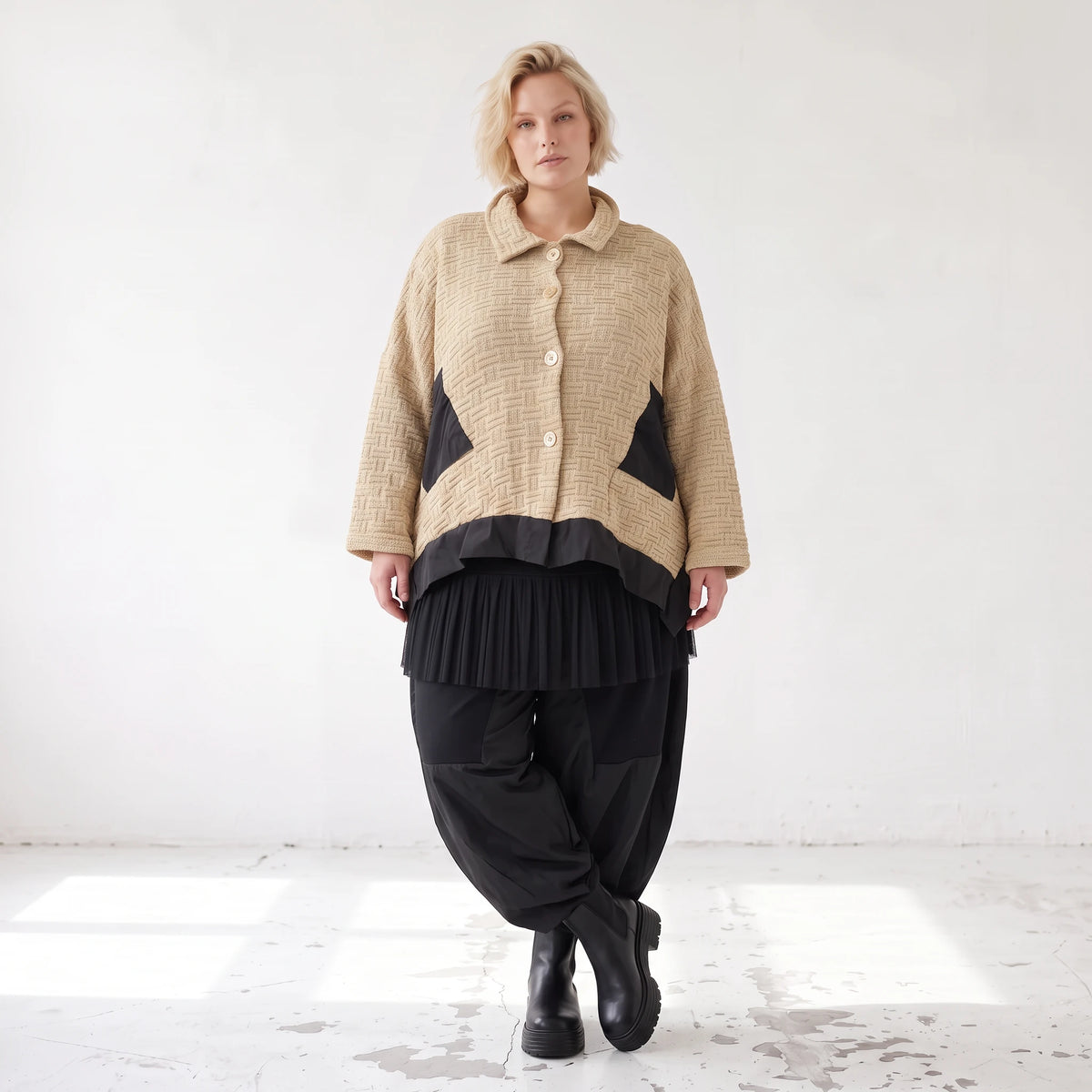 Beige Strickjacke in A-Linie mit Hemdkragen Zipfelsaum und warmem weichem Stretchgriff