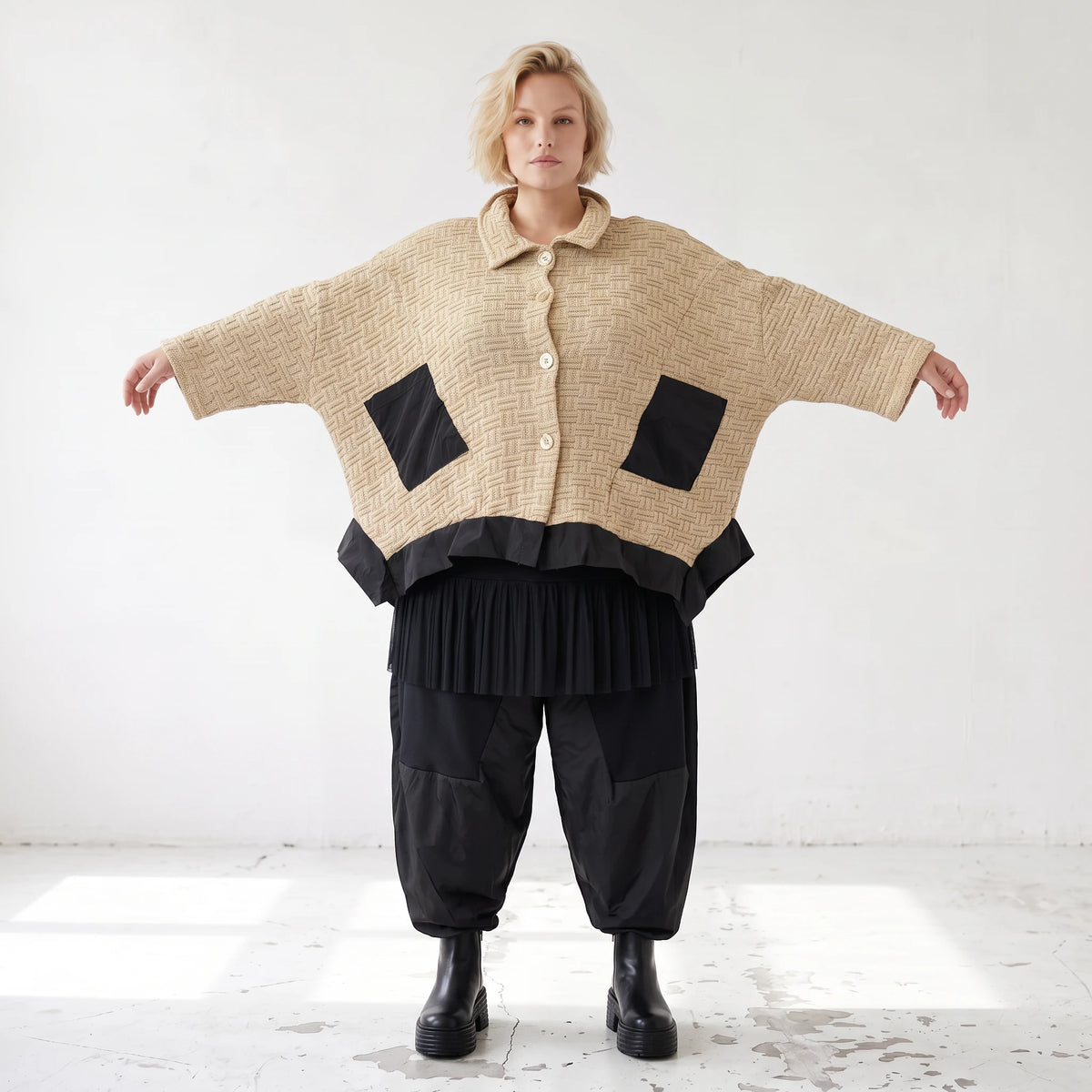 Beige Strickjacke in A-Linie mit Hemdkragen Zipfelsaum und warmem weichem Stretchgriff