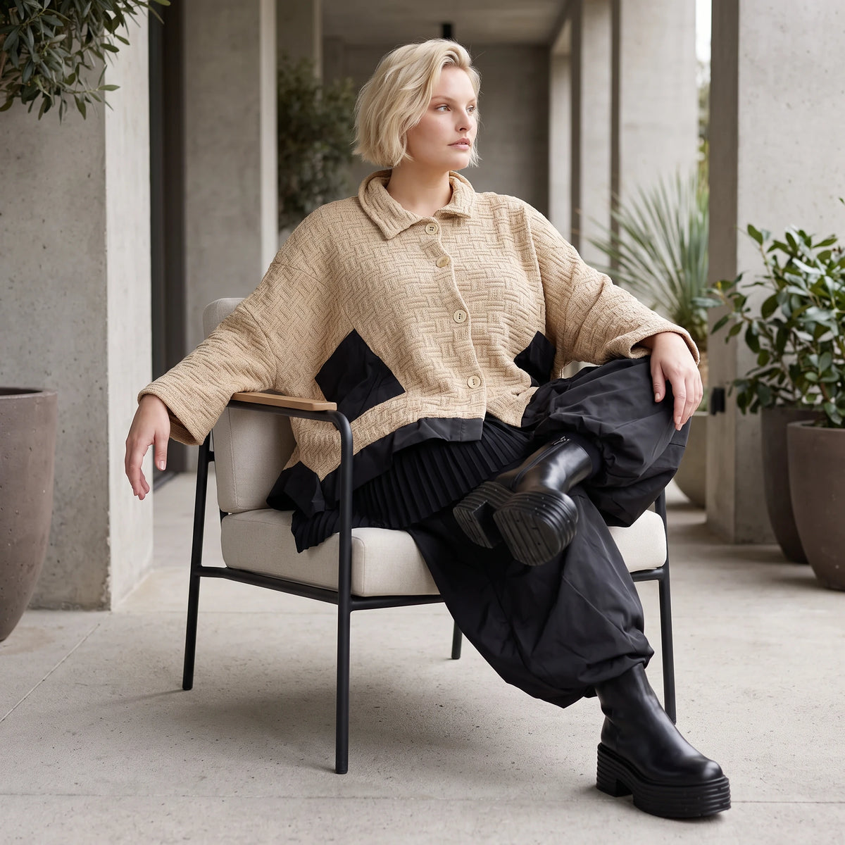 Beige Strickjacke in A-Linie mit Hemdkragen Zipfelsaum und warmem weichem Stretchgriff