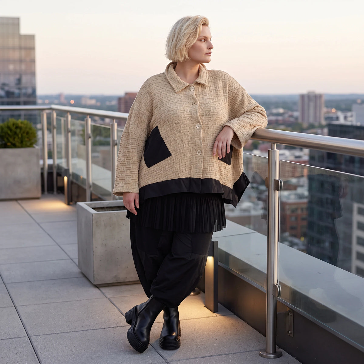Beige Strickjacke in A-Linie mit Hemdkragen Zipfelsaum und warmem weichem Stretchgriff