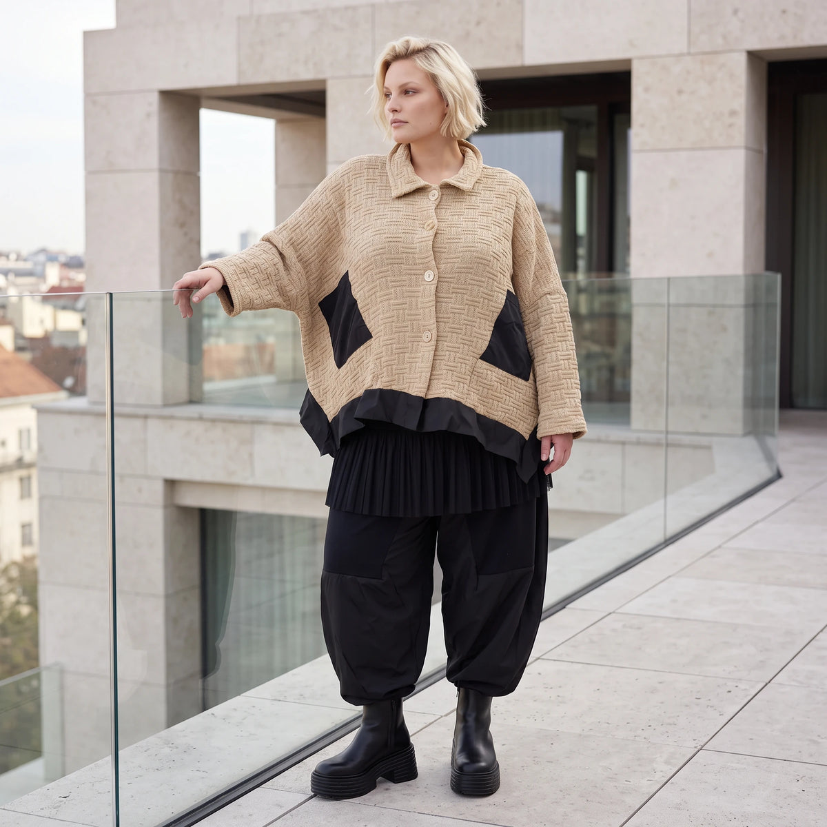 Beige Strickjacke in A-Linie mit Hemdkragen Zipfelsaum und warmem weichem Stretchgriff