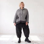 Graue Strickjacke in A-Linie mit Hemdkragen Knopfverschluss und Memorytaftakzent