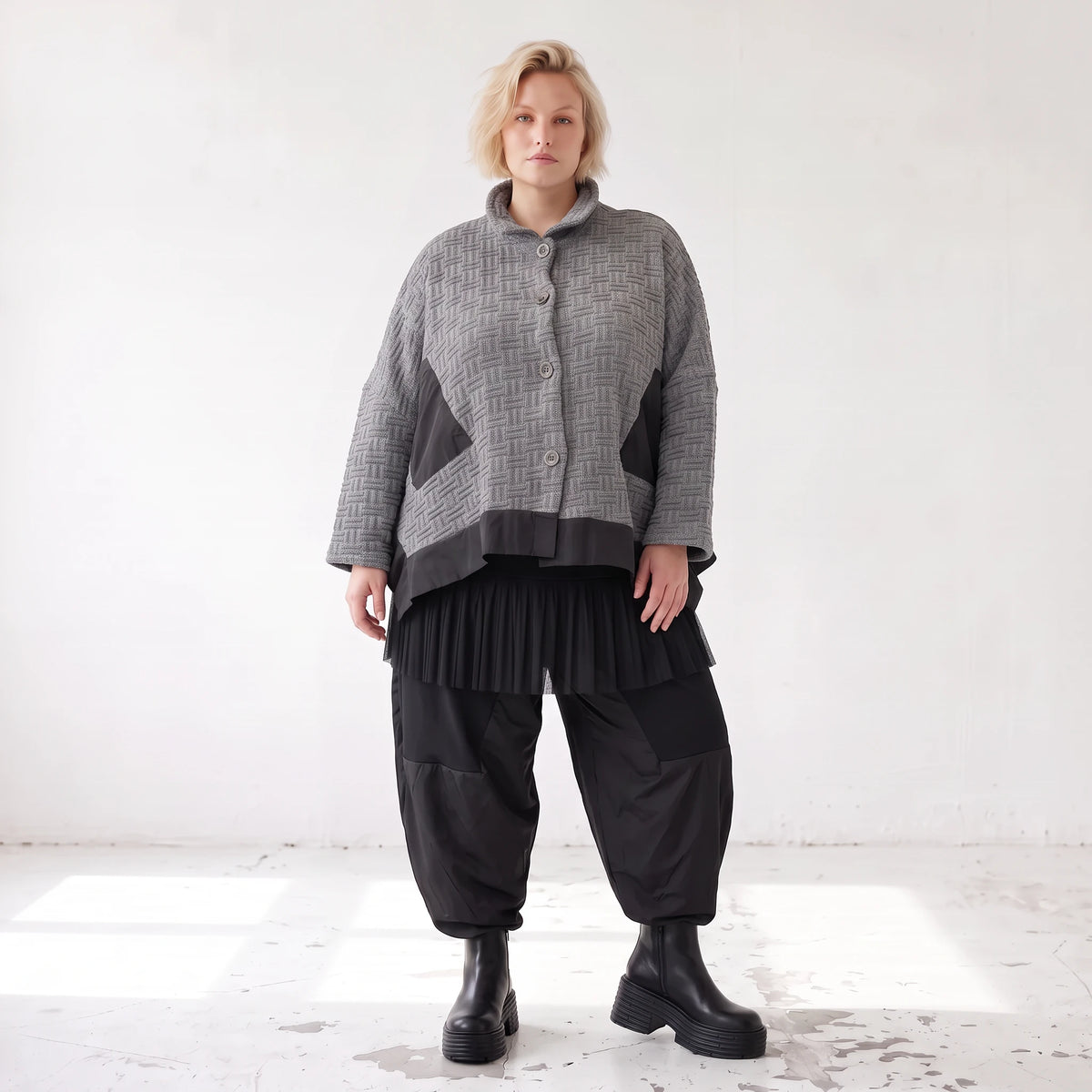 Graue Strickjacke in A-Linie mit Hemdkragen Knopfverschluss und Memorytaftakzent