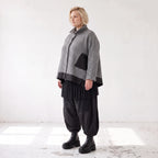 Graue Strickjacke in A-Linie mit Hemdkragen Knopfverschluss und Memorytaftakzent