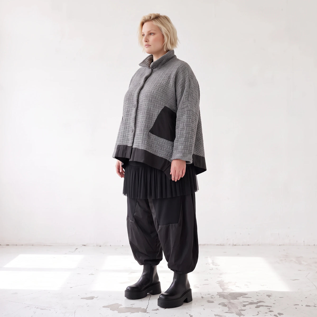 Graue Strickjacke in A-Linie mit Hemdkragen Knopfverschluss und Memorytaftakzent