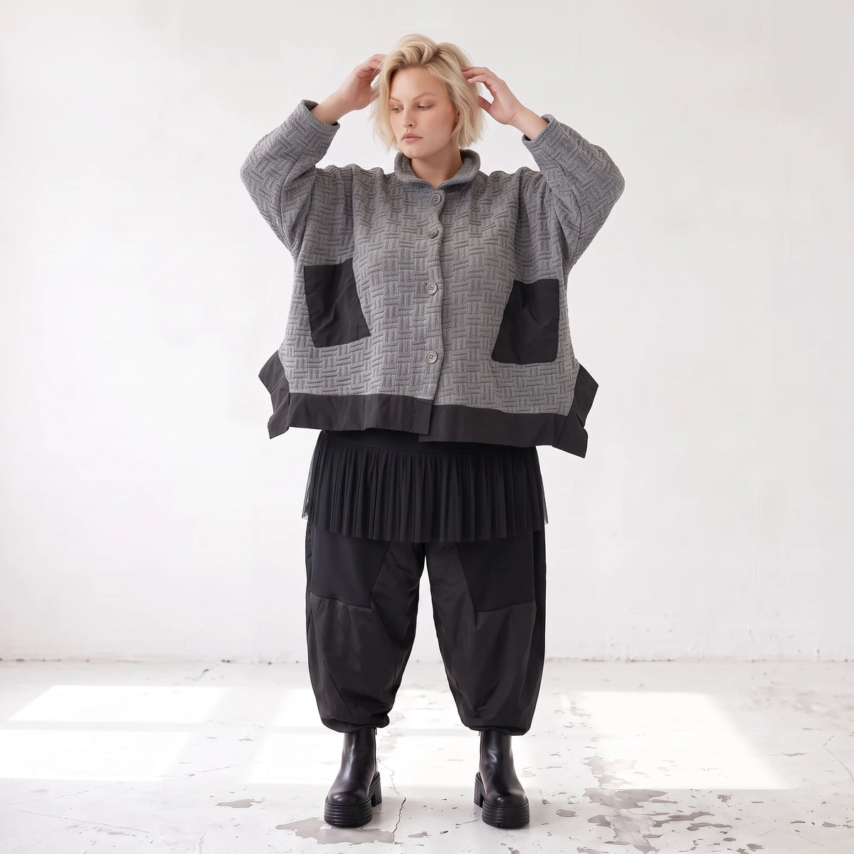 Graue Strickjacke in A-Linie mit Hemdkragen Knopfverschluss und Memorytaftakzent