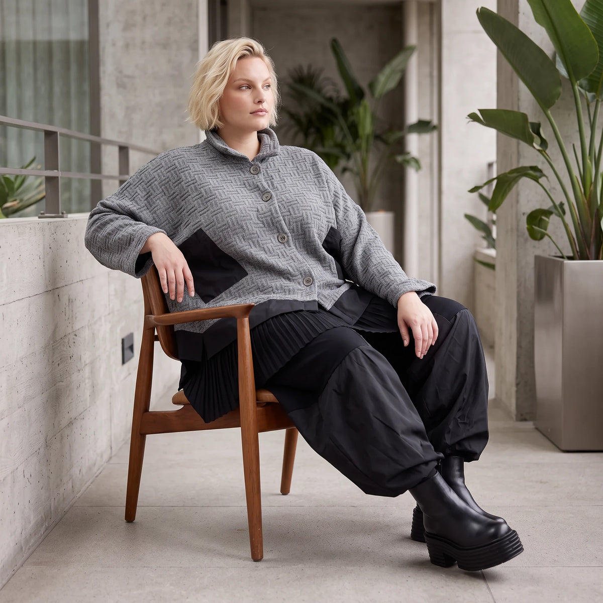 Graue Strickjacke in A-Linie mit Hemdkragen Knopfverschluss und Memorytaftakzent