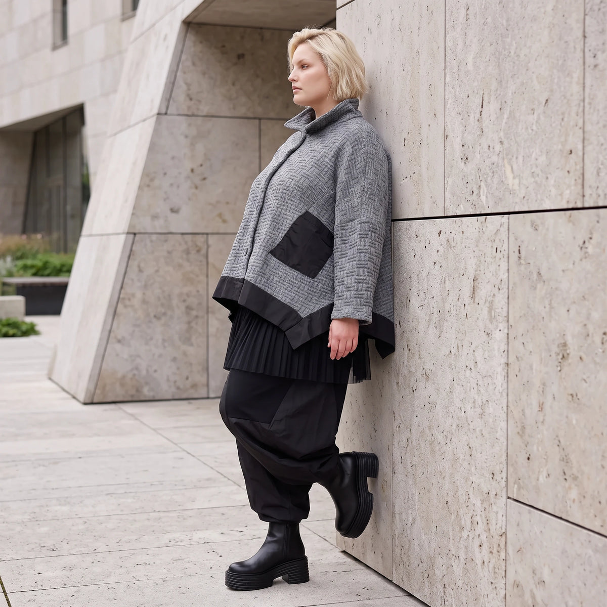 Graue Strickjacke in A-Linie mit Hemdkragen Knopfverschluss und Memorytaftakzent