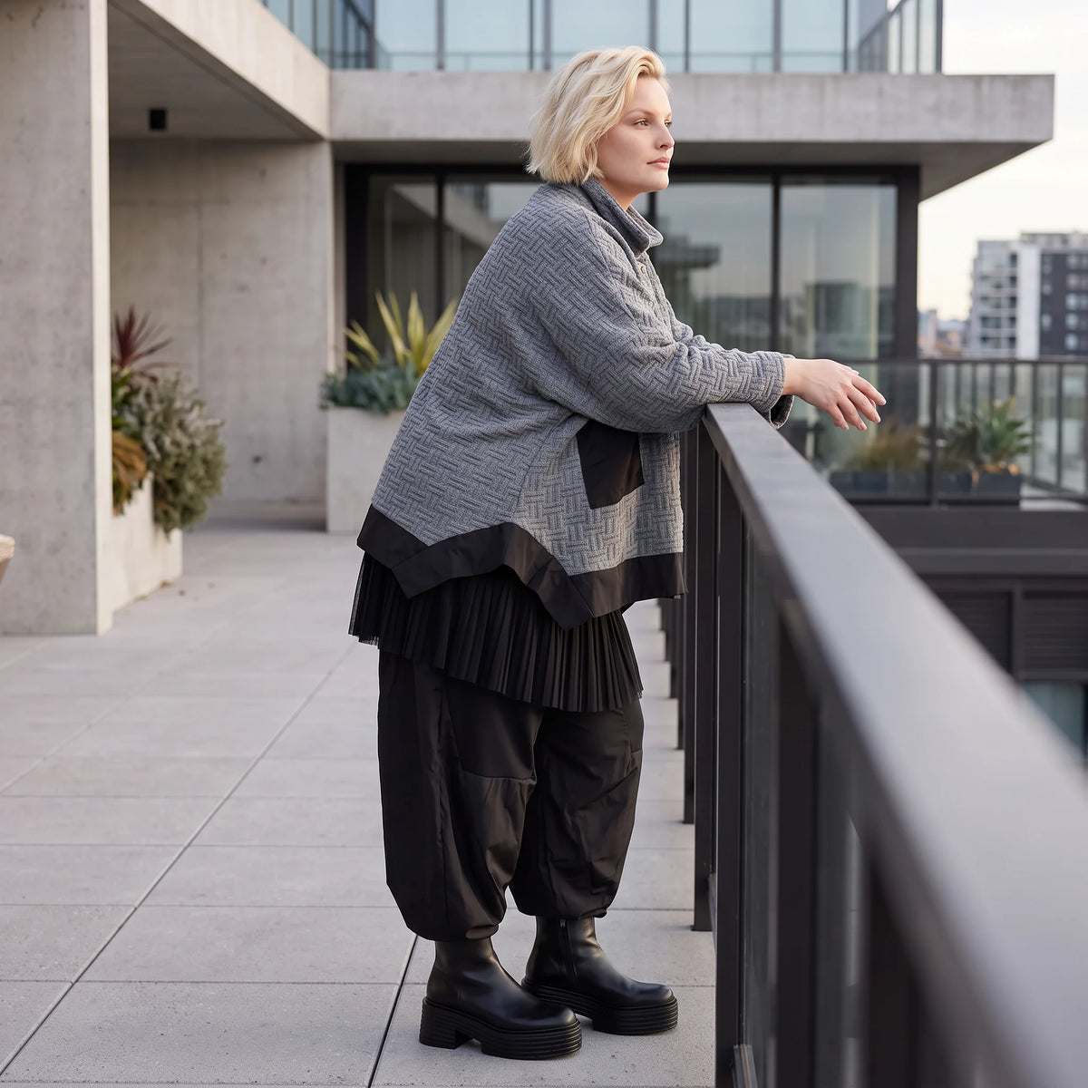 Graue Strickjacke in A-Linie mit Hemdkragen Knopfverschluss und Memorytaftakzent