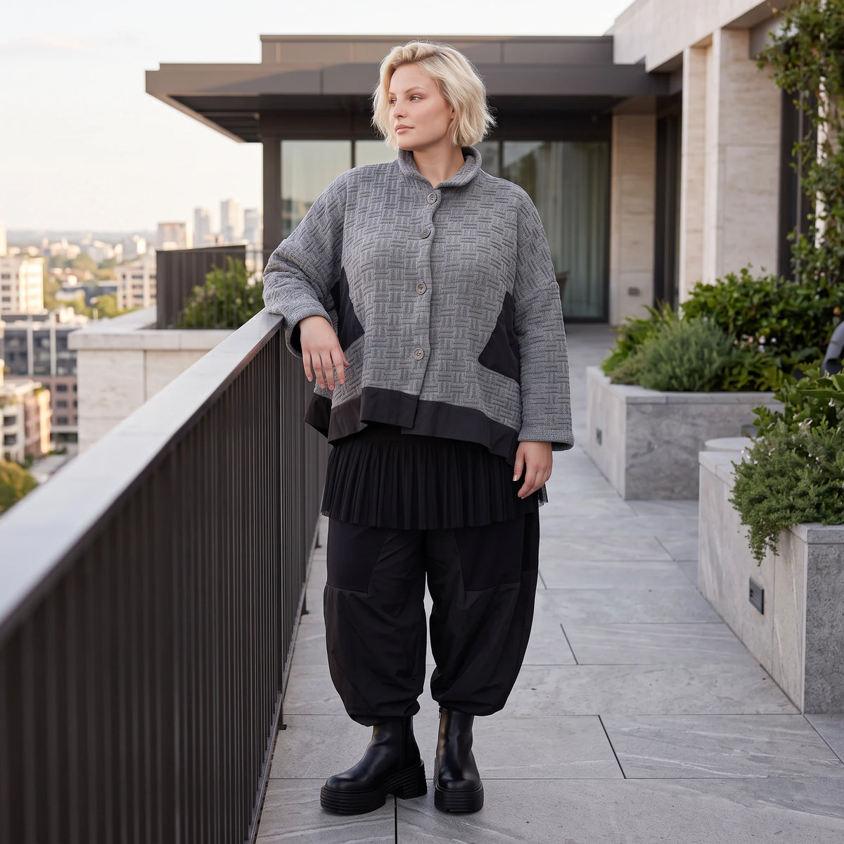 Graue Strickjacke in A-Linie mit Hemdkragen Knopfverschluss und Memorytaftakzent