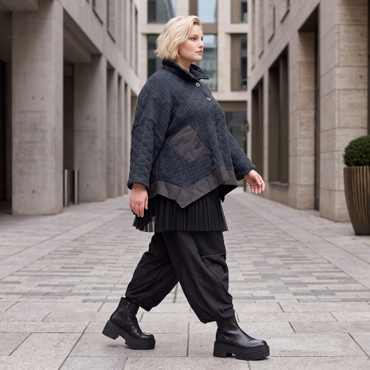 Marineblaue Strickjacke in A-Linie mit Hemdkragen Knopfleiste Taschen und Zipfelsaum
