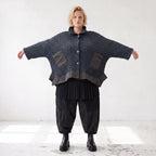 Marineblaue Strickjacke in A-Linie mit Hemdkragen Knopfleiste Taschen und Zipfelsaum