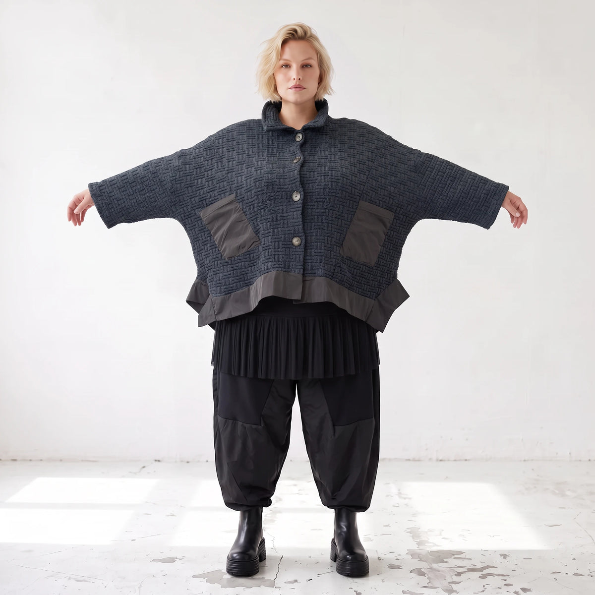 Marineblaue Strickjacke in A-Linie mit Hemdkragen Knopfleiste Taschen und Zipfelsaum
