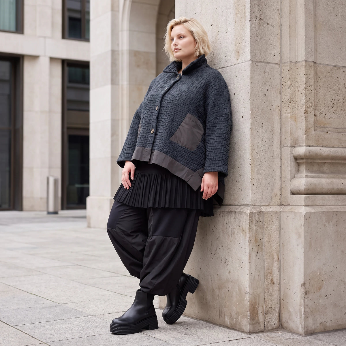 Marineblaue Strickjacke in A-Linie mit Hemdkragen Knopfleiste Taschen und Zipfelsaum