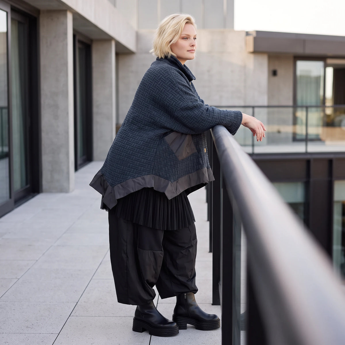 Marineblaue Strickjacke in A-Linie mit Hemdkragen Knopfleiste Taschen und Zipfelsaum