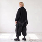 Schwarze Strickjacke in A-Linie aus Baumwolle Acryl mit Knopfleiste und Zipfelsaum