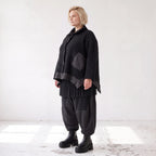 Schwarze Strickjacke in A-Linie aus Baumwolle Acryl mit Knopfleiste und Zipfelsaum