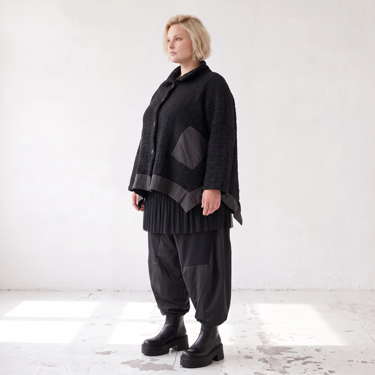 Schwarze Strickjacke in A-Linie aus Baumwolle Acryl mit Knopfleiste und Zipfelsaum
