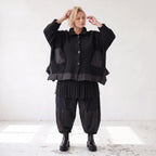 Schwarze Strickjacke in A-Linie aus Baumwolle Acryl mit Knopfleiste und Zipfelsaum