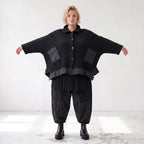 Schwarze Strickjacke in A-Linie aus Baumwolle Acryl mit Knopfleiste und Zipfelsaum