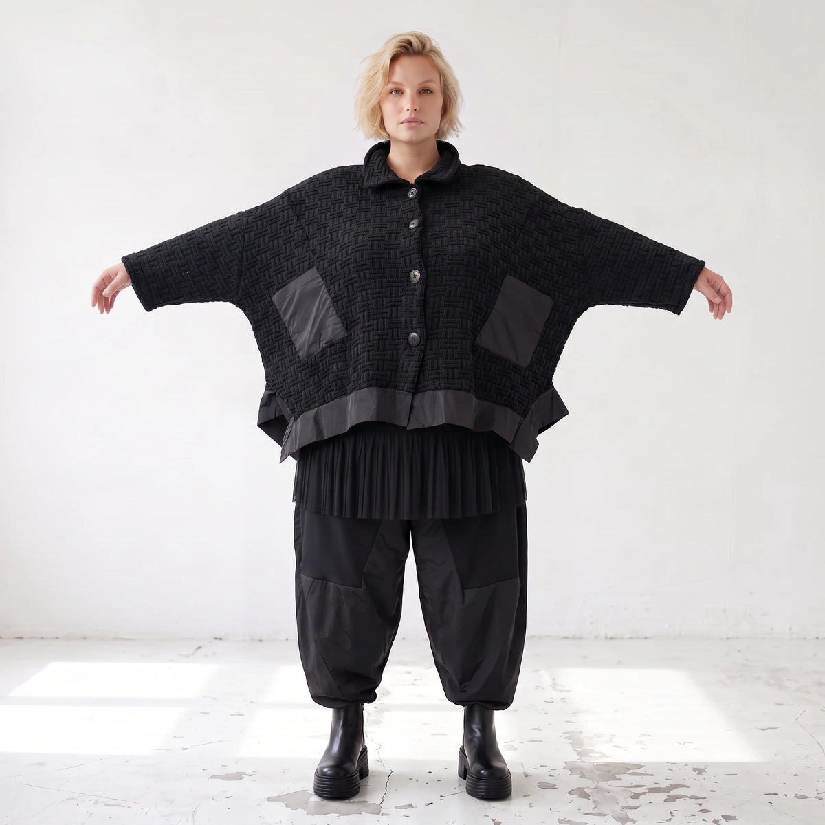Schwarze Strickjacke in A-Linie aus Baumwolle Acryl mit Knopfleiste und Zipfelsaum