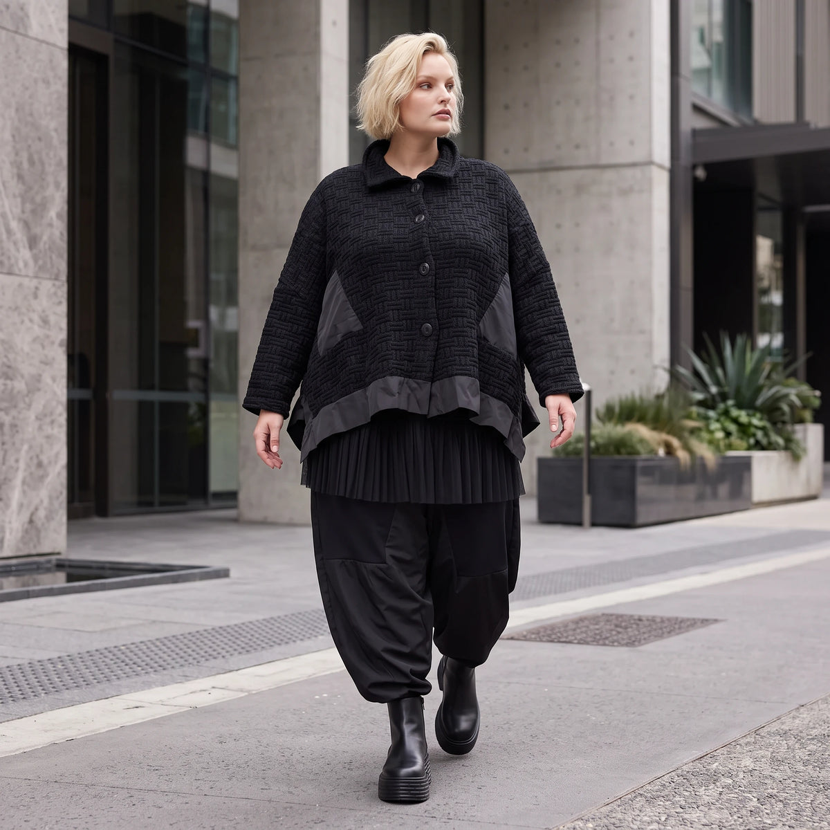 Schwarze Strickjacke in A-Linie aus Baumwolle Acryl mit Knopfleiste und Zipfelsaum