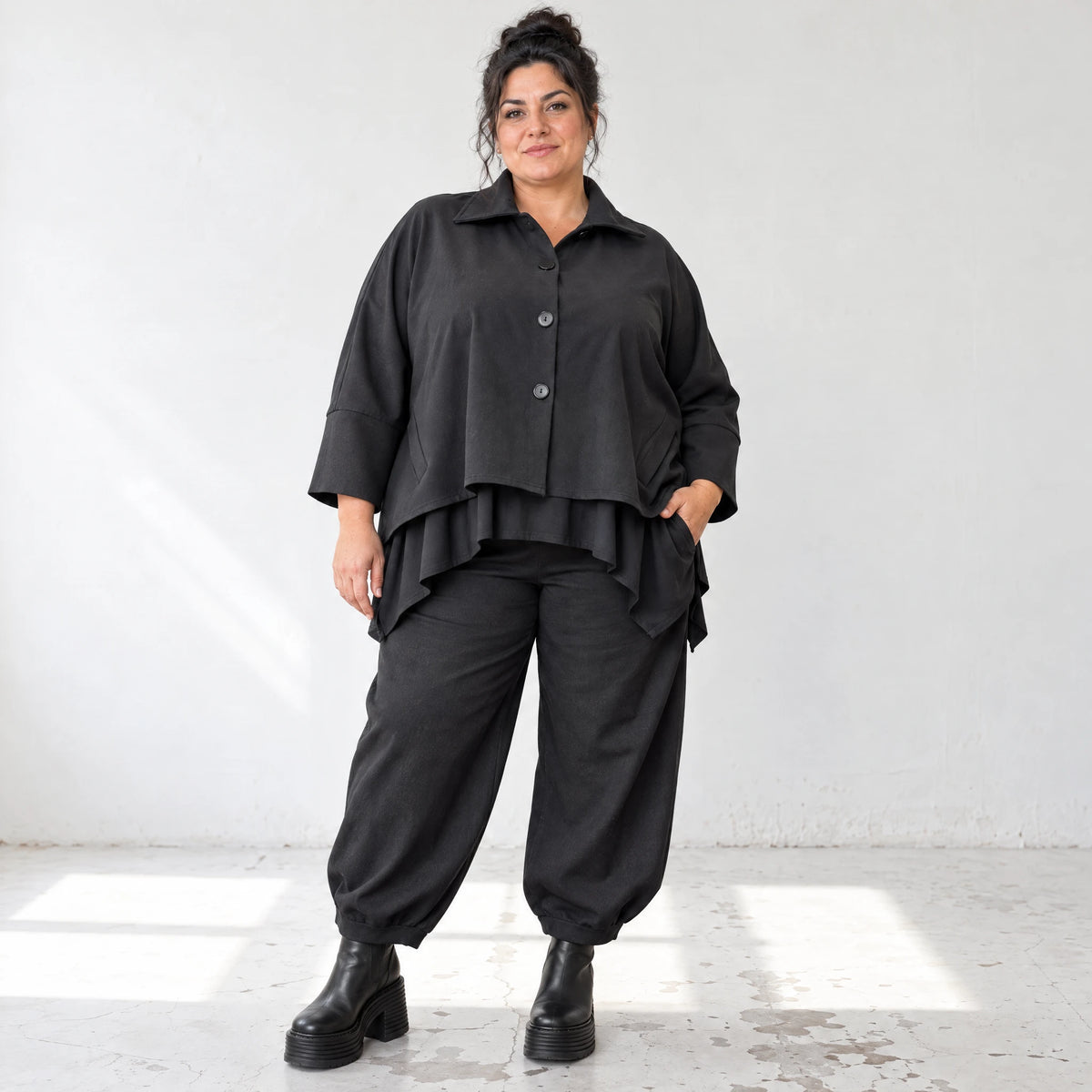 Schwarze Denimballonhose mit Stretch und bequemem Schlupfbund in weiter Passform