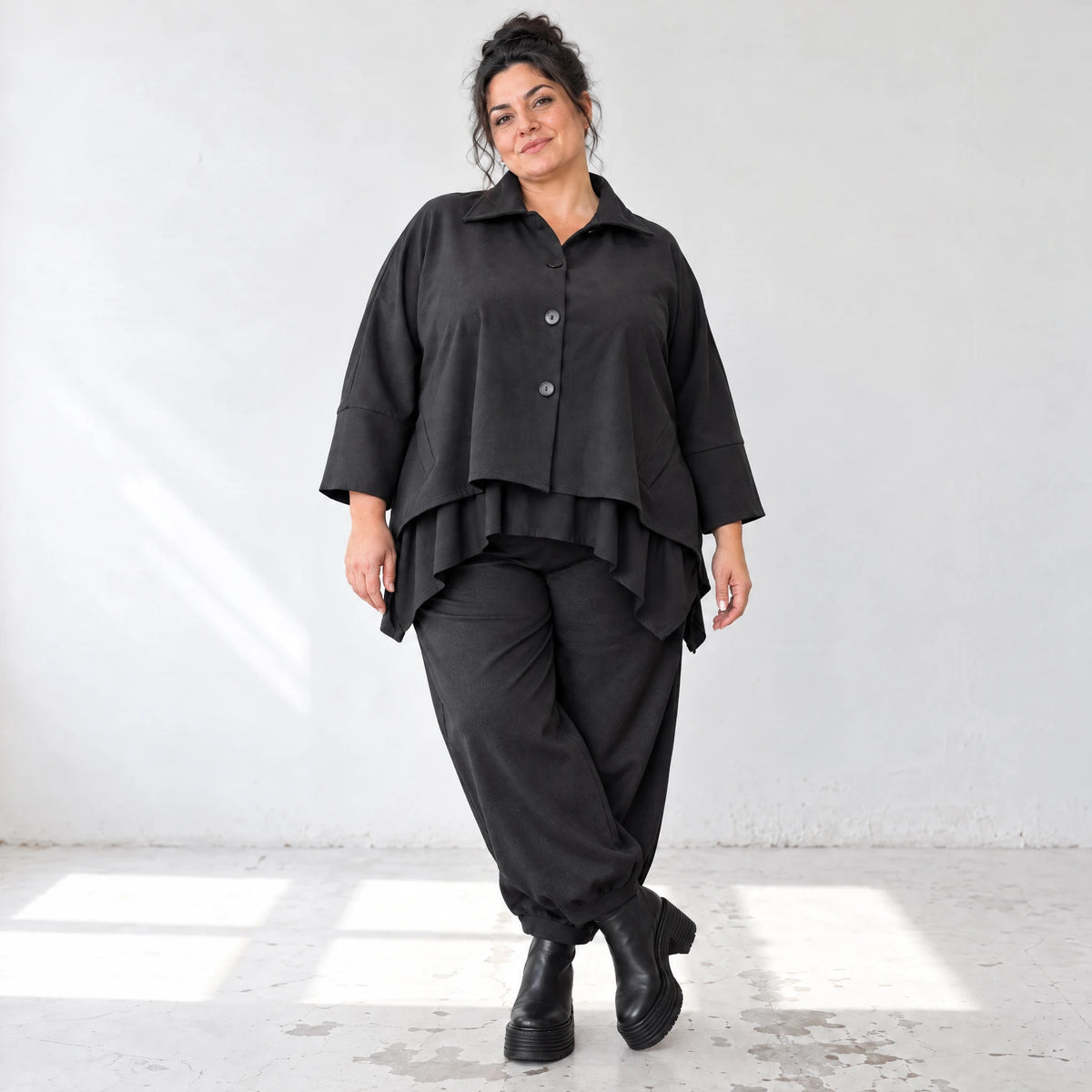 Schwarze Denimballonhose mit Stretch und bequemem Schlupfbund in weiter Passform