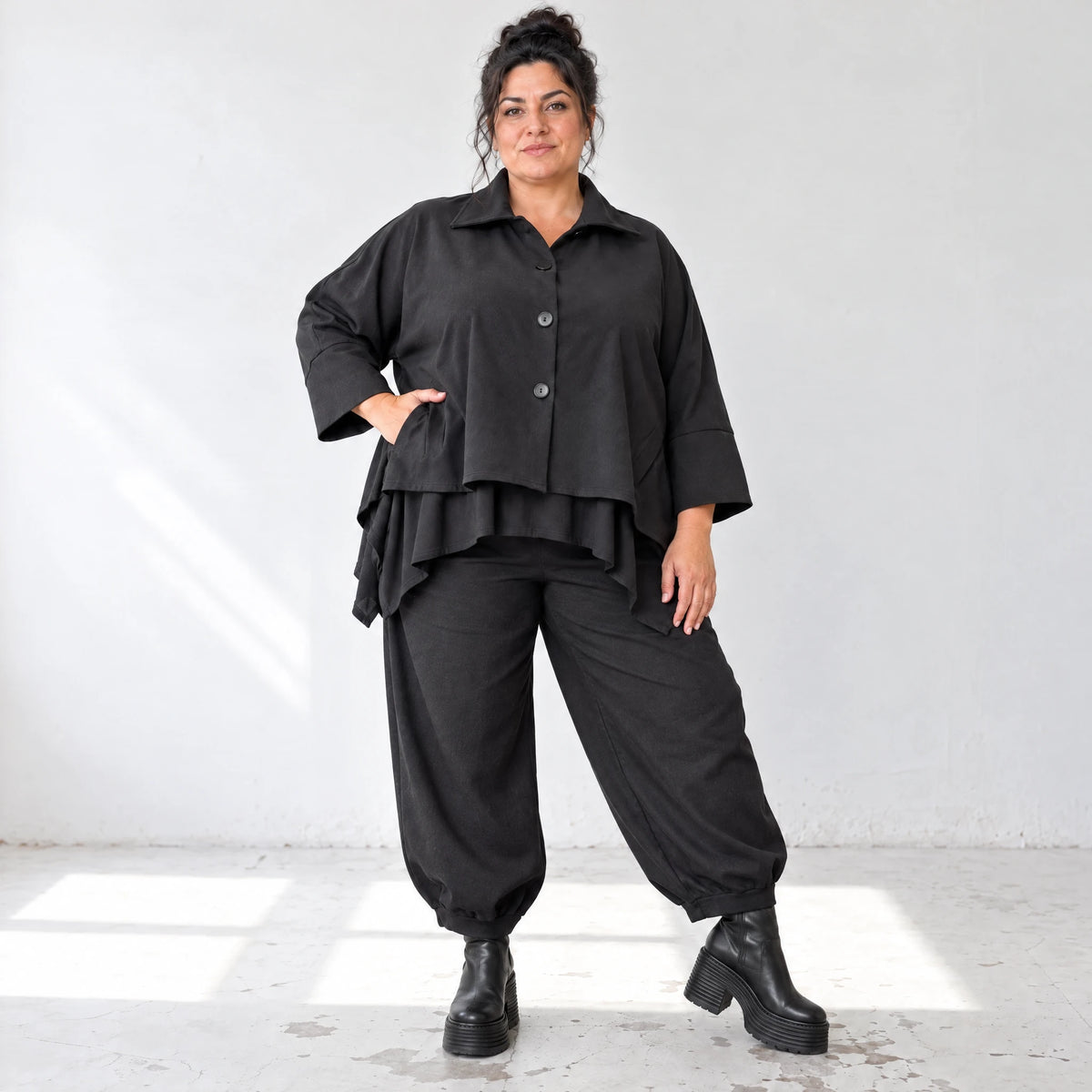 Schwarze Denimballonhose mit Stretch und bequemem Schlupfbund in weiter Passform