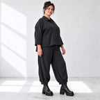 Schwarze Jeansjacke mit Stretch Hemdkragen Knopfleiste Seitentaschen und gerundetem Saum