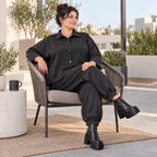 Schwarze Jeansjacke mit Stretch Hemdkragen Knopfleiste Seitentaschen und gerundetem Saum
