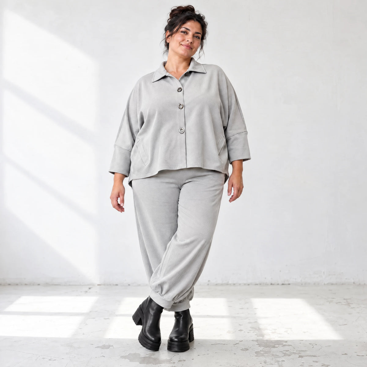 Graue Jeansjacke in weicher Stretchqualität mit Vokuhilaschnitt und bequemem Sitz