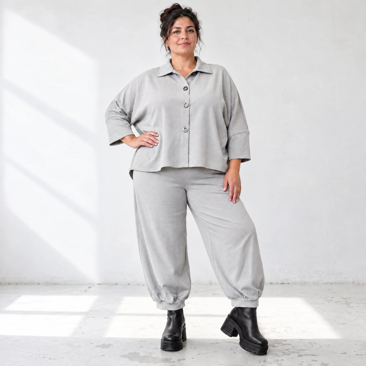 Graue Jeansjacke in weicher Stretchqualität mit Vokuhilaschnitt und bequemem Sitz