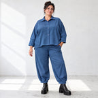 Jeansjacke aus blauem Stretchdenim im femininen Vokuhilaschnitt vorne kurz hinten lang