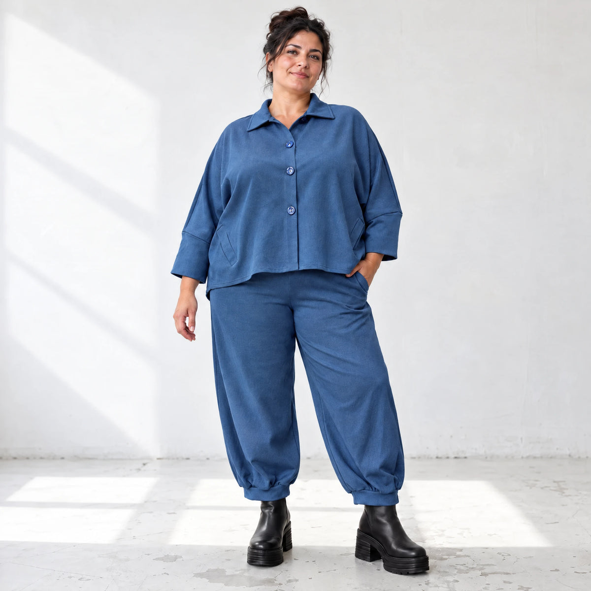 Jeansjacke aus blauem Stretchdenim im femininen Vokuhilaschnitt vorne kurz hinten lang