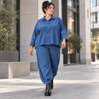 Jeansjacke aus blauem Stretchdenim im femininen Vokuhilaschnitt vorne kurz hinten lang
