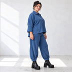 Jeansjacke aus blauem Stretchdenim im femininen Vokuhilaschnitt vorne kurz hinten lang