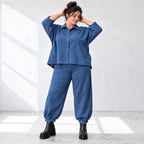 Jeansjacke aus blauem Stretchdenim im femininen Vokuhilaschnitt vorne kurz hinten lang