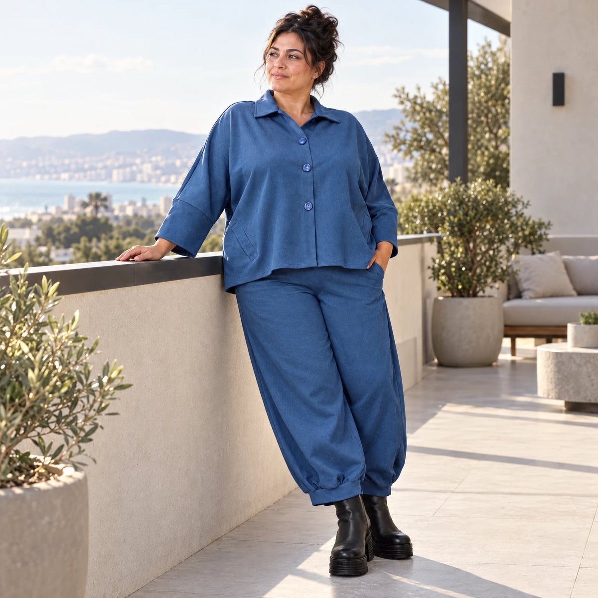 Jeansjacke aus blauem Stretchdenim im femininen Vokuhilaschnitt vorne kurz hinten lang