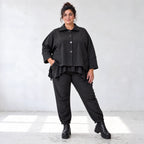 Schwarze Karottenhose aus Stretchdenim mit Elastikbund und Seitentaschen weich bequem