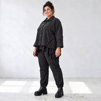 Schwarze Karottenhose aus Stretchdenim mit Elastikbund und Seitentaschen weich bequem