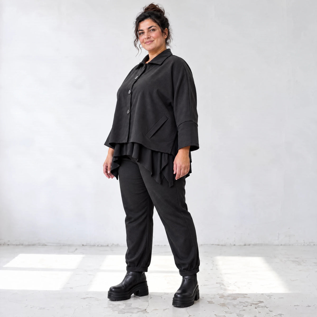 Schwarze Karottenhose aus Stretchdenim mit Elastikbund und Seitentaschen weich bequem
