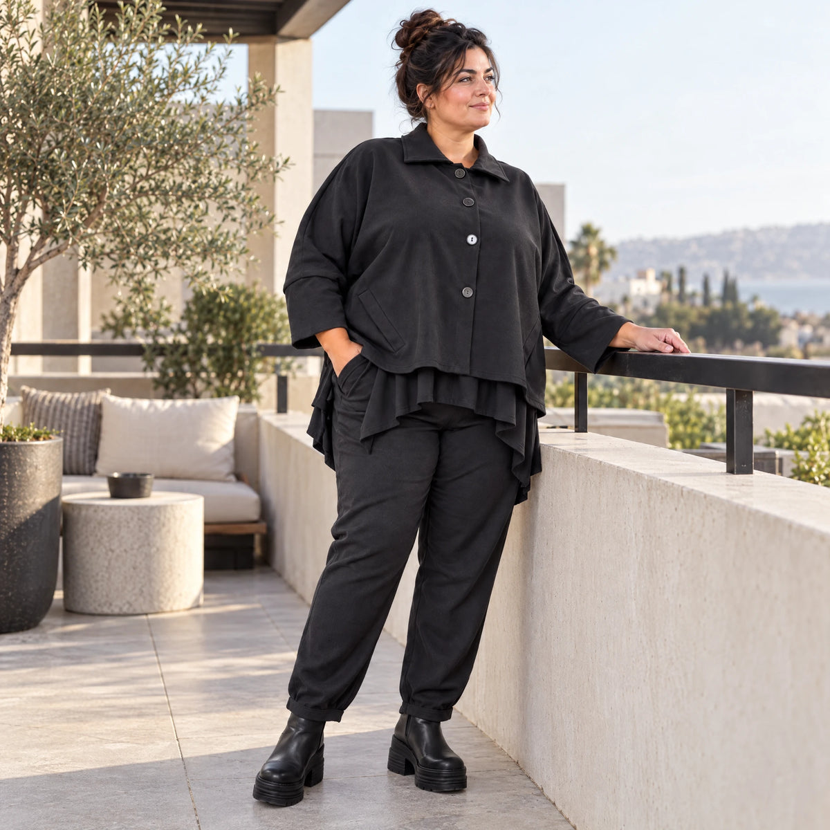 Schwarze Karottenhose aus Stretchdenim mit Elastikbund und Seitentaschen weich bequem