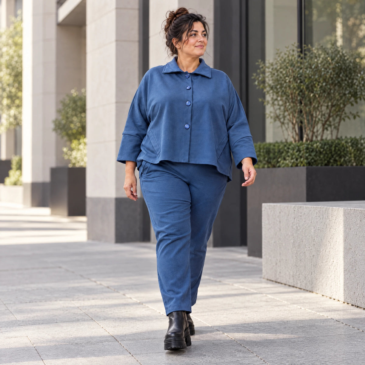 Karottenhose aus jeansblauem Stretchdenim mit Dehnbund in weicher Baumwollqualität