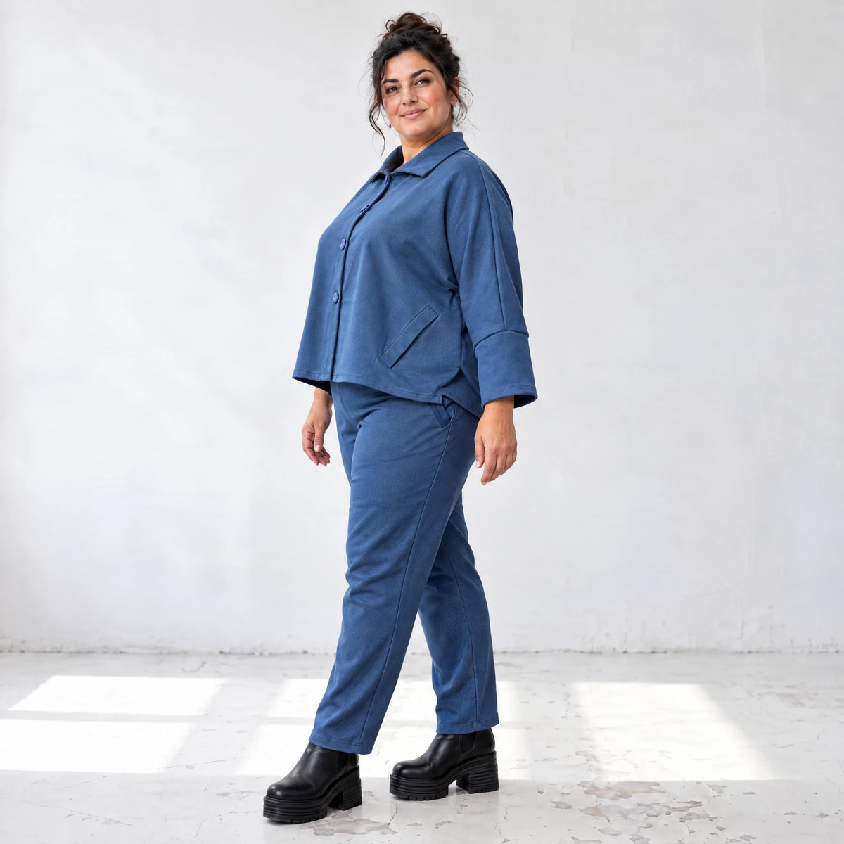 Karottenhose aus jeansblauem Stretchdenim mit Dehnbund in weicher Baumwollqualität