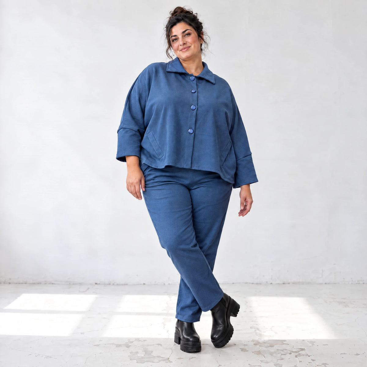 Karottenhose aus jeansblauem Stretchdenim mit Dehnbund in weicher Baumwollqualität