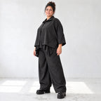 Schwarze Ballonhose aus feinem Jeansstoff mit Elastikbund und Overlocknaht Musterung