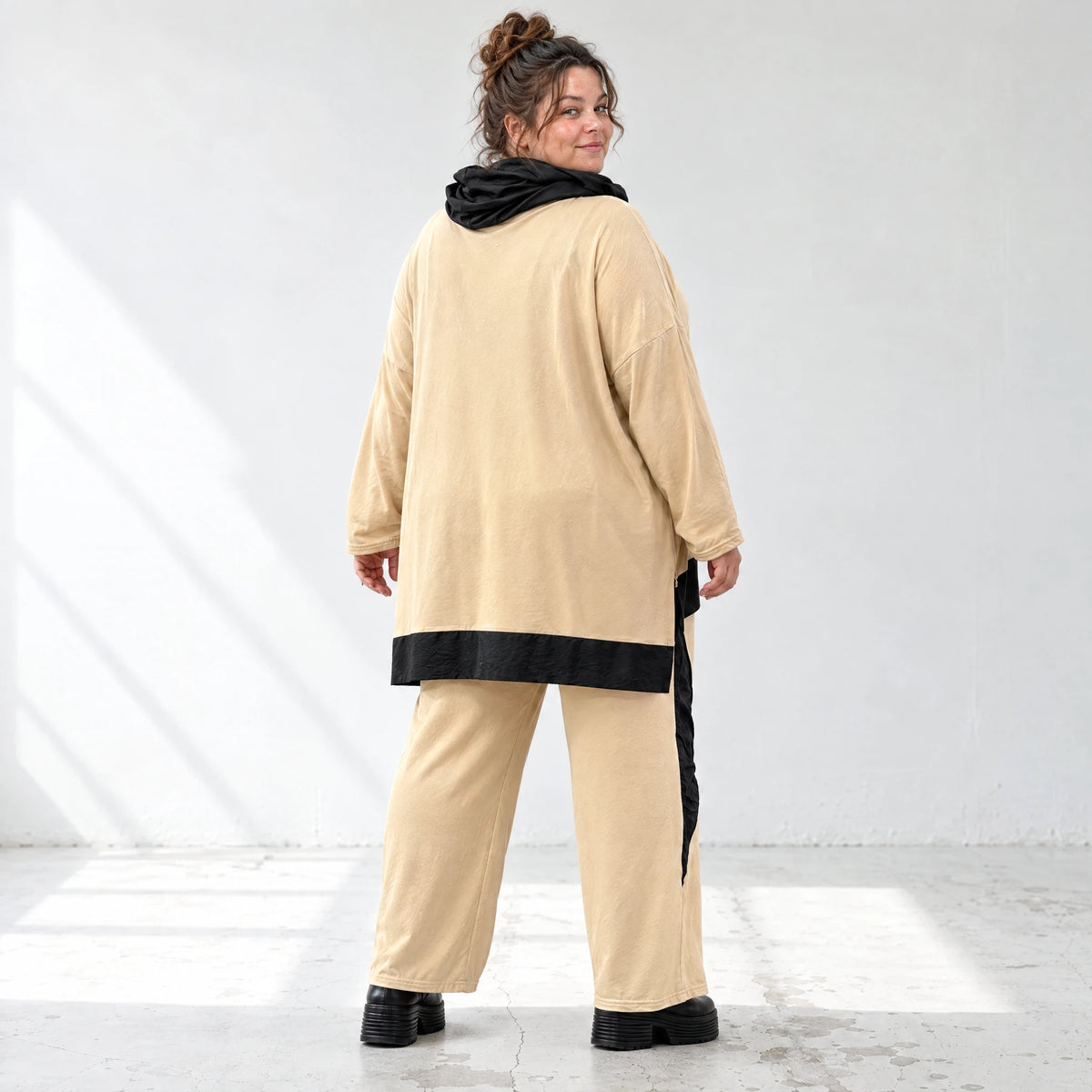 Jerseyhose mit geradem Bein und Dehnbund mit Taftdetails und dekorativer Overlocknaht