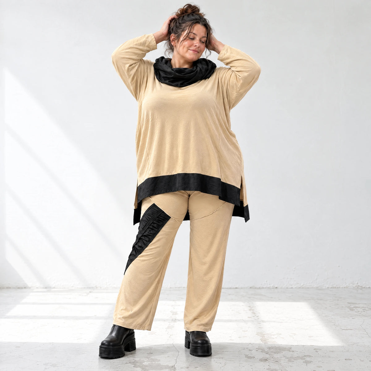 Jerseyhose mit geradem Bein und Dehnbund mit Taftdetails und dekorativer Overlocknaht