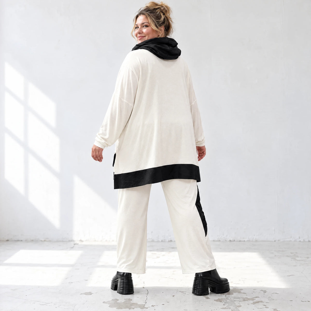 Creme Jerseyhose gerade mit Stretchkomfort Elastikbund Taftdetails und Overlocknähten